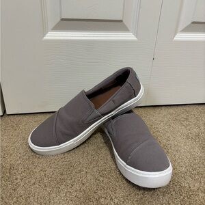 Tom’s Fenix grey slip on sneakers women size 8